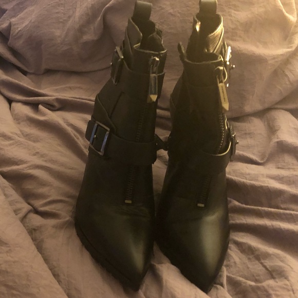 This bootie like new BCBCMAXAZRIA 81/2 M/381/2 - Picture 2 of 2